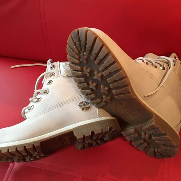 NWOT Women’s Timberland Limited Edition Boots - Picture 3 of 11